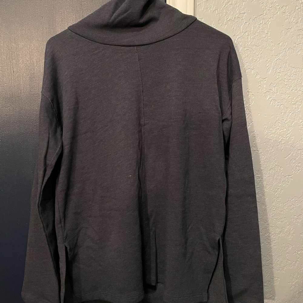 gray long sleeve shirt